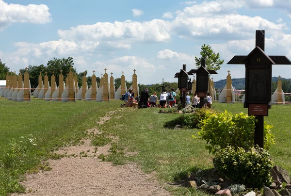 Peregrinos en Zona de Reconciliación en Santuario de la Divina Misericordia en Lagiewniki. Los participantes de la JMJ podrán confesar a más de 50 confesionarios. Cracovia Polonia —  Fotos de Stock