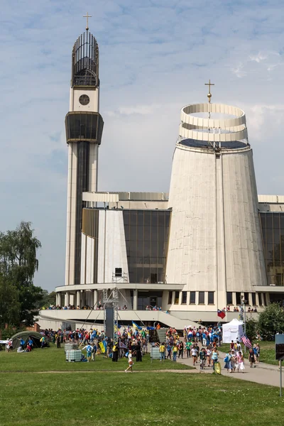 Всемирный день молодежи 2016 - паломники в Святилище Божественной Милости в Лагиевниках. Краков, Польша — стоковое фото