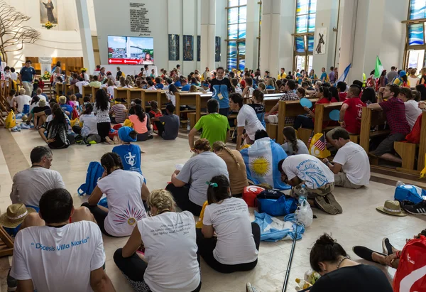 Journée Mondiale de la Jeunesse 2016 - Une foule de pèlerins à l'intérieur du Sanctuaire de la Divine Miséricorde à Lagiewniki. Cracovie, Pologne — Photo