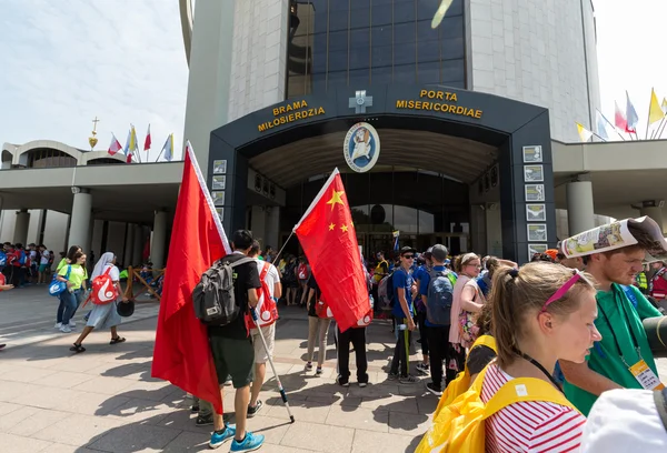 Journées Mondiales de la Jeunesse 2016 - Des pèlerins de Chine rencontrent la Porte de la Miséricorde dans le Sanctuaire de la Divine Miséricorde à Lagiewniki. Cracovie, Pologne — Photo