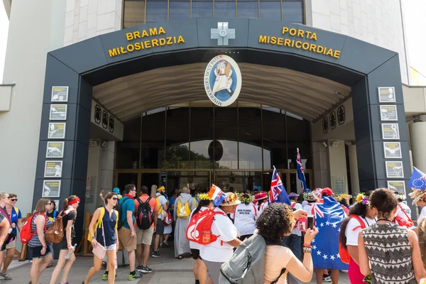 Jornada Mundial da Juventude 2016 - Peregrinos se deparam com a Porta da Misericórdia no Santuário da Divina Misericórdia em Lagiewniki. Cracow, Polónia — Fotografia de Stock