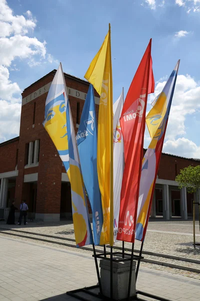 Banderas de la Jornada Mundial de la Juventud 2016 en el Centro del Papa Juan Pablo II en Lagiewniki. Cracovia. Polonia —  Fotos de Stock