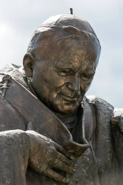 Estatua de Juan Pablo II en el centro del Papa Juan Pablo II. Cracovia, LagiewnikI, Polonia — Foto de Stock