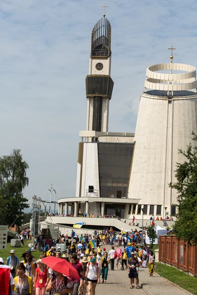 Giornata Mondiale della Gioventù 2016 Pellegrini nel Santuario della Divina Misericordia a Lagiewniki. Cracovia, Polonia — Foto Stock