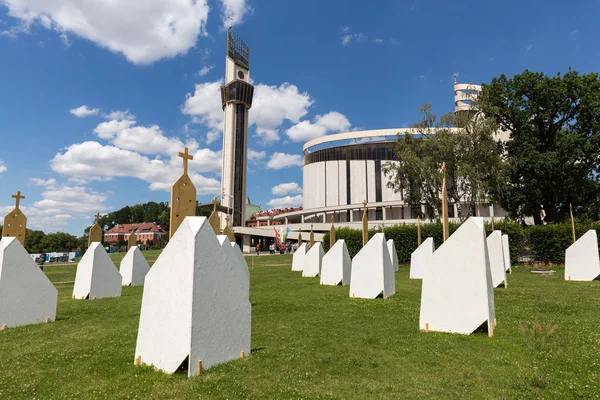 Zona de Reconciliación en el Santuario de la Divina Misericordia en Lagiewniki. Los participantes de la JMJ podrán confesar a más de 50 confesionarios adicionales. Cracovia Polonia —  Fotos de Stock