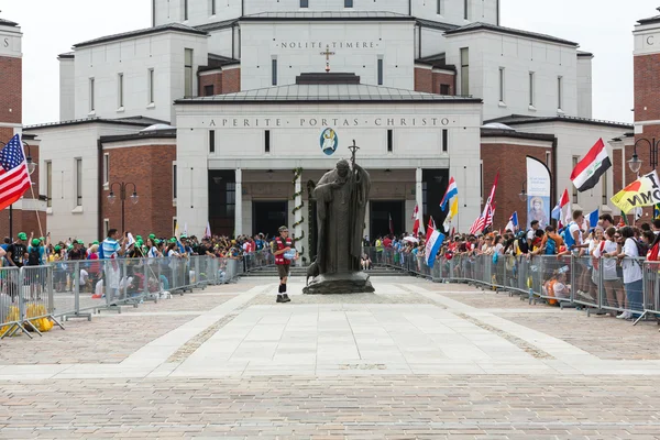 Weltjugendtag 2016 - Pilger im Zentrum von Papst Johannes Paul II lagiewniki. Krakau, Polen — Stockfoto