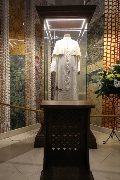 The centre of Pope John Paul II. Cracow , LagiewnikI, Poland. The cassock of John Paul II whom the pope had on during the attempt, — Stock Photo, Image