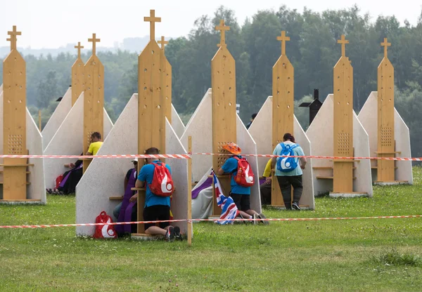 Pielgrzymi w strefa pojednania w Sanktuarium Bożego Miłosierdzia w Łagiewnikach. Uczestnicy ŚDM będzie mógł przyznać się do ponad 50 konfesjonały. Kraków Polska — Zdjęcie stockowe