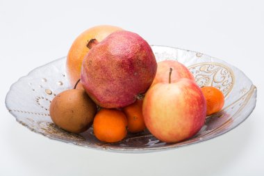 beyaz izole plaka üzerinde taze meyve karışımı