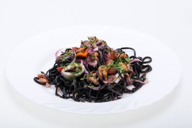 Deniz ürünleri ve sebze ile siyah spagetti