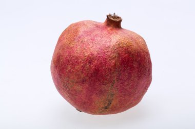 Beyaz bir arka plan üzerinde izole kırmızı nar