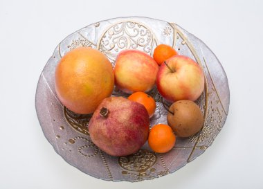 beyaz izole plaka üzerinde taze meyve karışımı