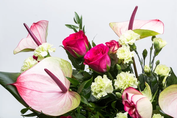 Belo buquê de rosas vermelhas frescas e antúrio — Fotografia de Stock