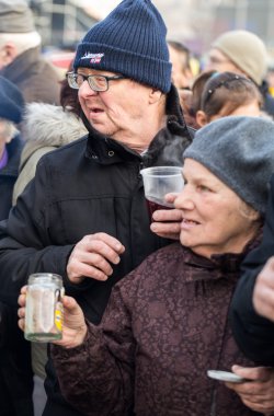 Yoksul ve evsiz Cracow Merkezi piyasada için Noel arifesi. Her yıl grup Kosciuszko Polonya açık havada büyük eve hazırlar.