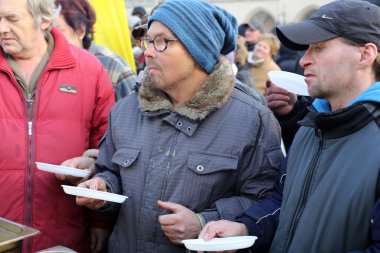Yoksul ve evsiz Cracow Merkezi piyasada için Noel arifesi. Her yıl grup Kosciuszko Polonya açık havada büyük eve hazırlar.