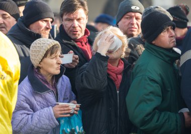 Yoksul ve evsiz Cracow Merkezi piyasada için Noel arifesi. Her yıl grup Kosciuszko Polonya açık havada büyük eve hazırlar.