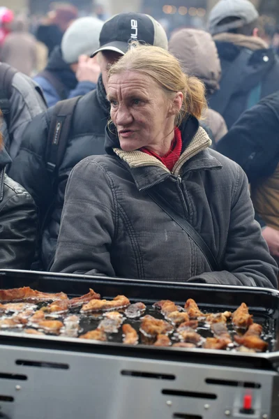 Nochebuena para pobres y sin hogar en el Mercado Central de Cracovia. Cada año el grupo Kosciuszko prepara la víspera más grande al aire libre en Polonia — Foto de Stock