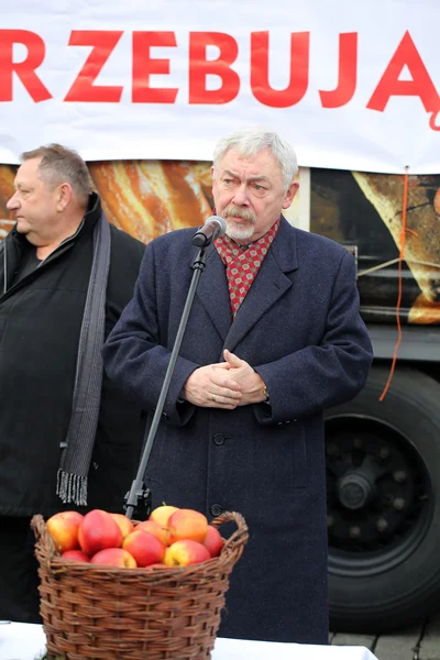 Cardinal Stanislaw Dziwisz during Christmas Eve for poor and homeless on the Central Market in Cracow. — Stock Photo, Image