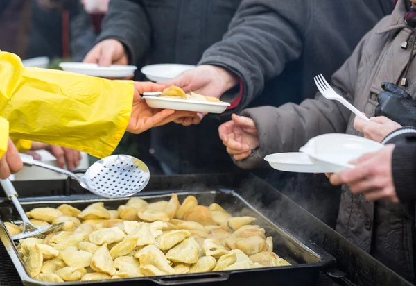 貧しい人々とホームレスのための暖かい食べ物 — ストック写真