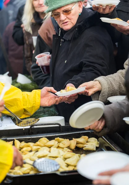 Heiligabend für Arme und Obdachlose auf dem zentralen Markt in Krakau. jedes Jahr bereitet die Gruppe kosciuszko den größten Vorabend unter freiem Himmel in Polen vor — Stockfoto
