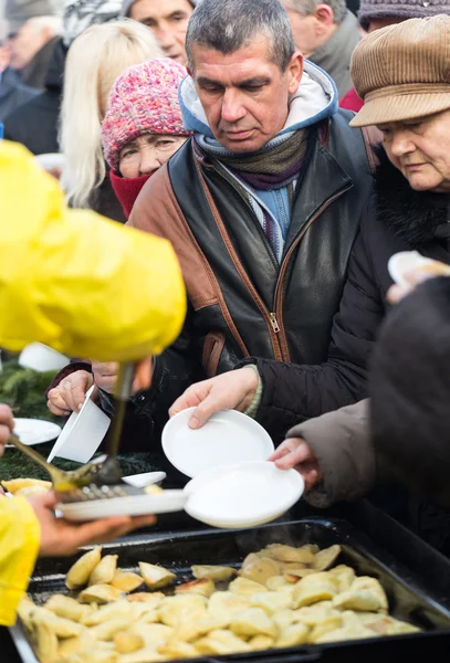 Wigilia dla ubogich i bezdomnych na rynku głównego w Krakowie. Każdego roku Grupa Kościuszko przygotowuje największą eve na wolnym powietrzu w Polsce — Zdjęcie stockowe