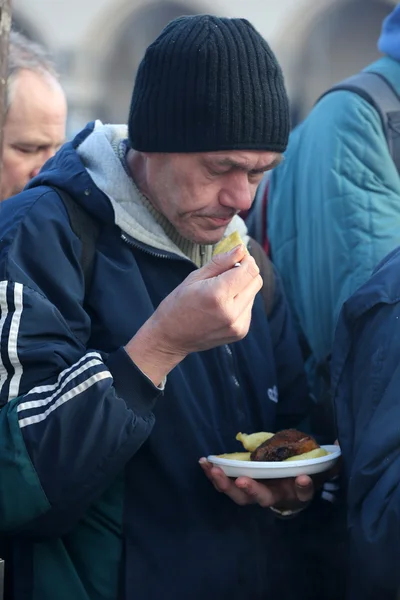 Christmas Eve for poor and homeless on the Central Market in Cracow. Every year the group Kosciuszko prepares the greatest eve in the open air in Poland — Stock Photo, Image