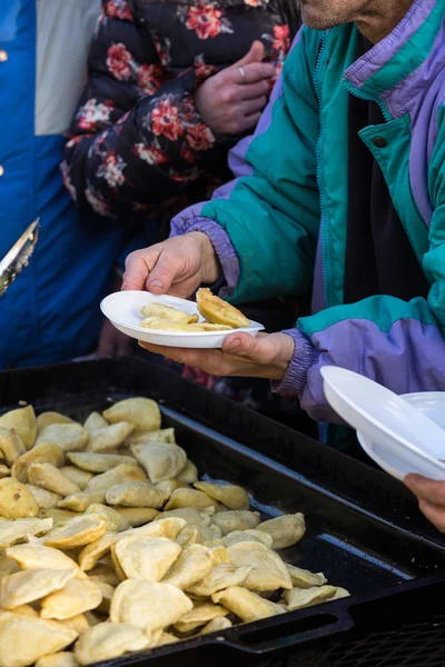 貧しい人々とホームレスのための暖かい食べ物 — ストック写真