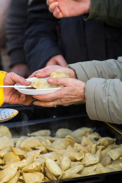 貧しい人々とホームレスのための暖かい食べ物 — ストック写真