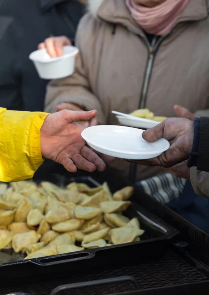 Comida caliente para los pobres y sin hogar — Foto de Stock