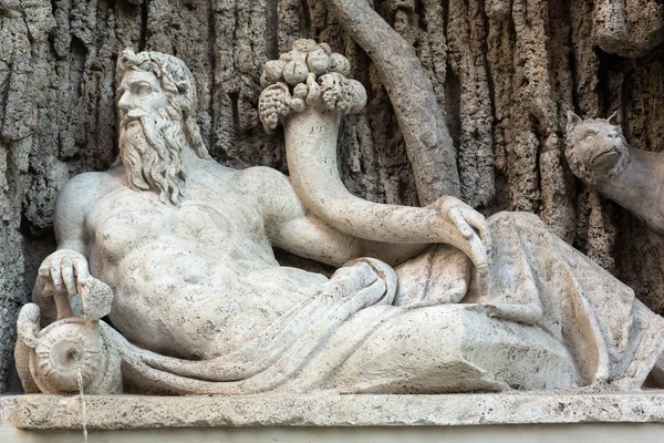 Four Fountains é um grupo de quatro fontes renascentistas tardias em Roma, Itália. A figura de uma fonte representa o rio Tibre — Fotografia de Stock