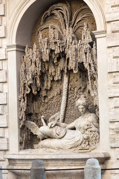 Four Fountains é um grupo de quatro fontes renascentistas tardias em Roma, Itália. A figura de uma fonte representa a deusa Juno — Fotografia de Stock