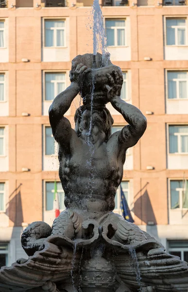 Fontána del Tritone na Piazza Barberini v Římě. Itálie — Stock fotografie