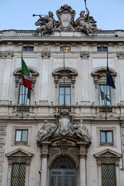 Cour constitutionnelle de la République italienne (Palazzo della Consulta) sur la Piazza del Quirinale à Rome, Italie — Photo