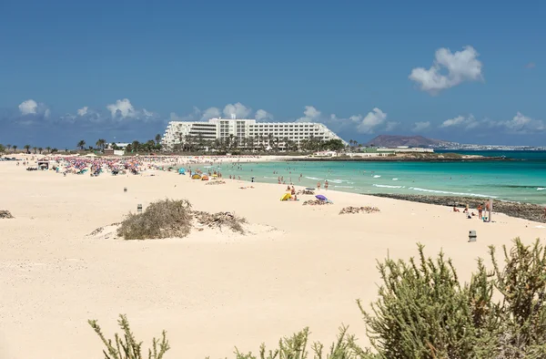 Toeristen rusten op Corralejo strand op Fuerteventura, Canarische eilanden — Stockfoto