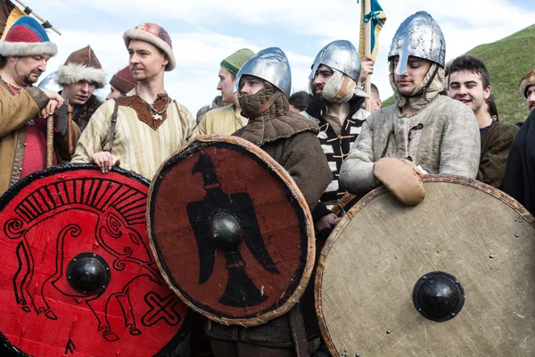 Oidentifierade deltagare i Rekawka - polska tradition, firade i Krakow på tisdagen efter påsk. För närvarande har karaktären av festivalen historisk rekonstruktion — Stockfoto