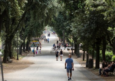 Villa Borghese Gardens Park yürüyüş güzergahı. Roma, İtalya