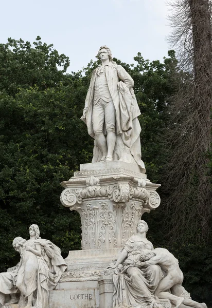Goethe statue in villa borghese in rom, italien — Stockfoto