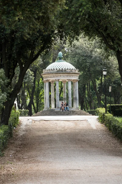 Tempel van Diana in de tuin van Villa Borghese. Rome, Italië — Stockfoto