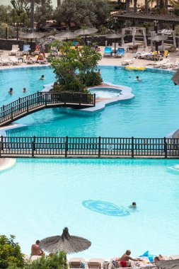 Yüzme havuzunda Caleta de Fuste Fuerteventura üzerinde. Kanarya Adası. İspanya