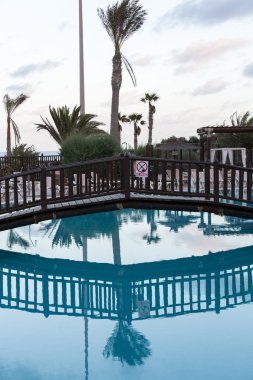 Yüzme havuzunda Caleta de Fuste Fuerteventura üzerinde. Kanarya Adası. İspanya