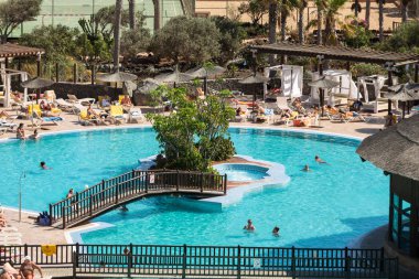 Yüzme havuzunda Caleta de Fuste Fuerteventura üzerinde. Kanarya Adası. İspanya