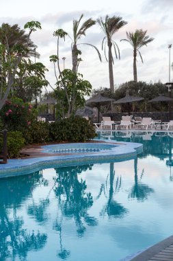 Yüzme havuzunda Caleta de Fuste Fuerteventura üzerinde. Kanarya Adası. İspanya