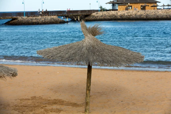 Sombrilla de paja en la playa —  Fotos de Stock