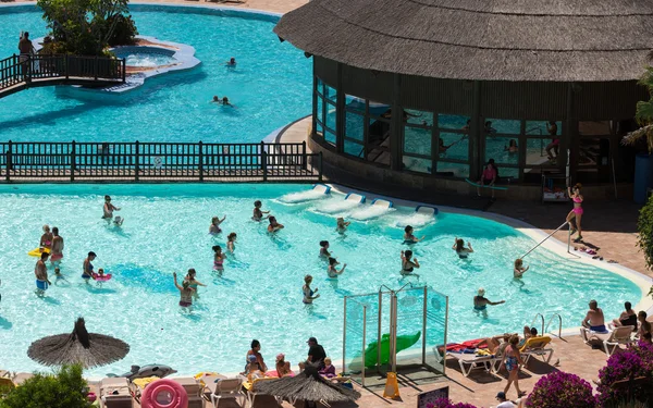 Grupo activo de personas un entrenamiento en la piscina en Fuertevetura. España —  Fotos de Stock