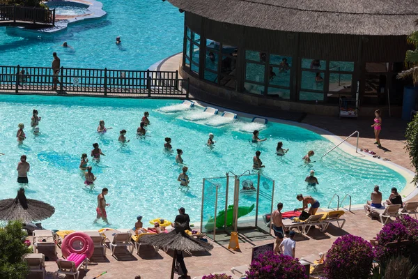 Actieve groep mensen een training bij het zwembad op Fuertevetura. Spanje — Stockfoto