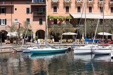   tekneler, küçük liman, Torri del Benaco. Garda Gölü. İtalya