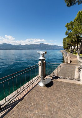  Garda Gölü mesire ve restoranda Torri del Benaco, İtalya 