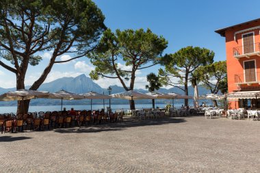 Garda Gölü mesire ve restoranda Torri del Benaco, İtalya 