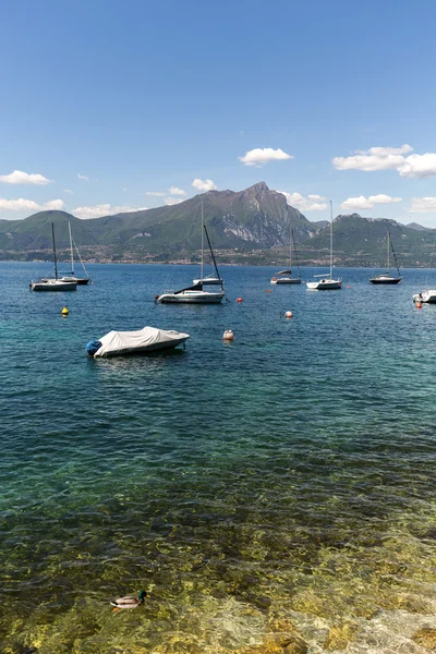 Ufer des gardasees im dorf torri del benaco in italien — Stockfoto