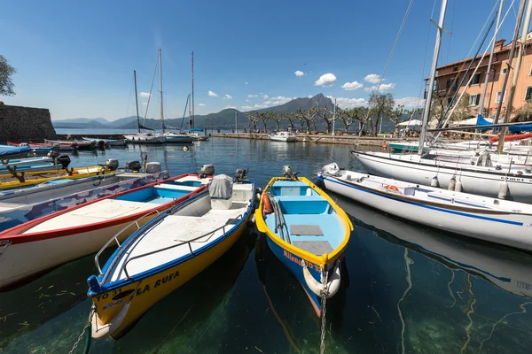 Fischerboote im kleinen Hafen von torri del benaco. Gardasee. Italien — Stockfoto
